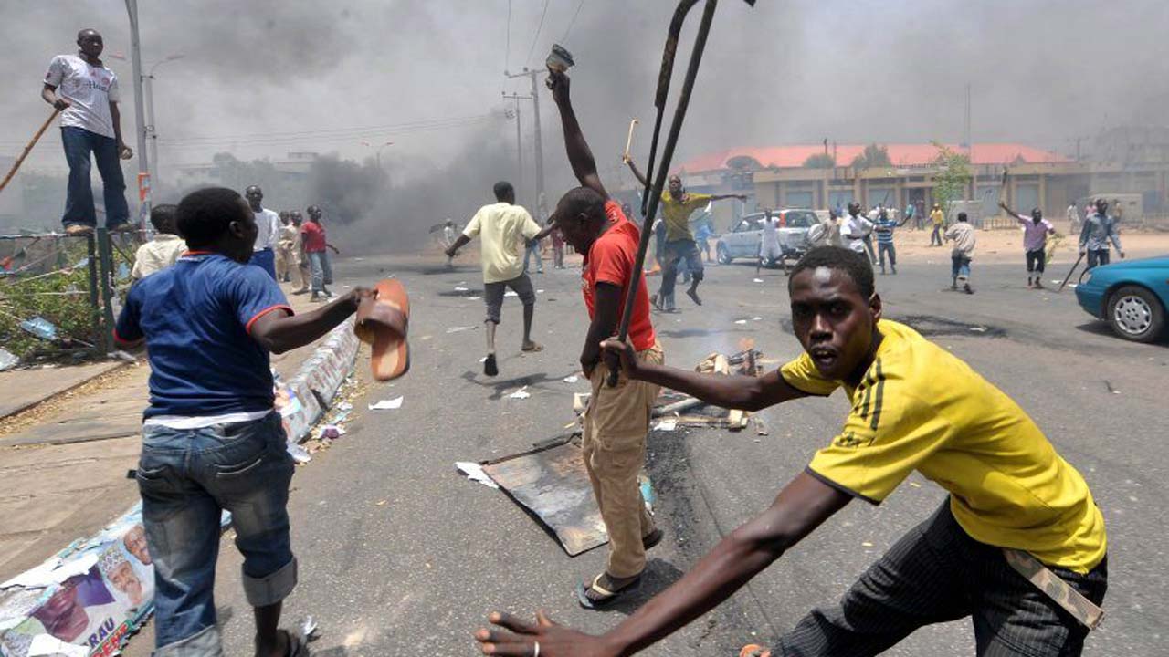 VIDEO Hoodlums Invade Mile 12 In Lagos Rob Motorists GIO TV
